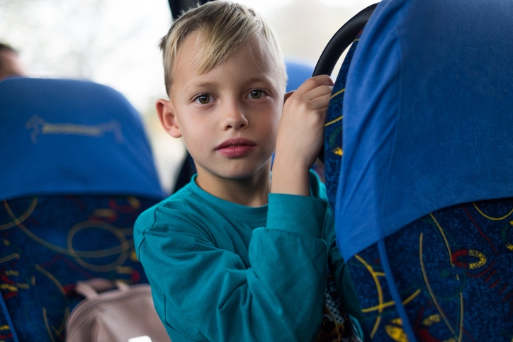 chłopiec w autobusie