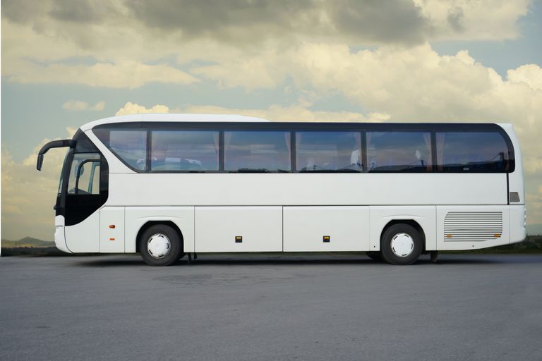 biały autobus